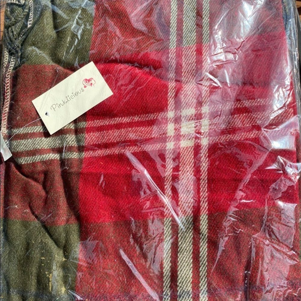 🍁🍂 Checkered Poncho ~ One size 🍂🍁 - Picture 3 of 4